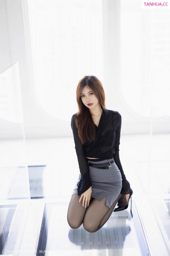 綺裡嘉 绮里嘉 [XiuRen]高清写真图 2023.05.19 No.6770 绮里嘉ula 短裙黑丝第18张图片